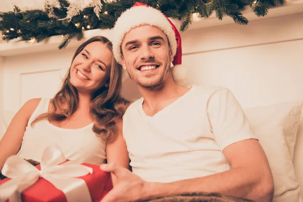 Dva usmívající se šťastní milenci na Vánoce ráno s dárky — Stock fotografie
