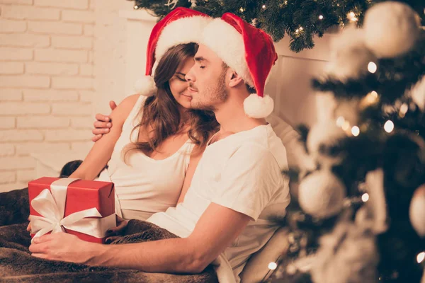Portret van een leuk paar verliefd zitten in bed op kerst ochtend — Stockfoto