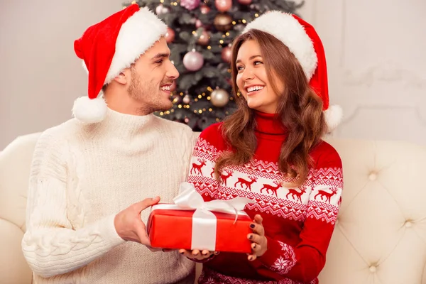 Retrato de hombre guapo romántico dando regalo de Navidad roja a su —  Fotos de Stock