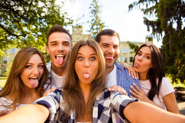 Fünf verrückte beste Freunde, die herumalbern und Selfie-Foto machen — Stockfoto