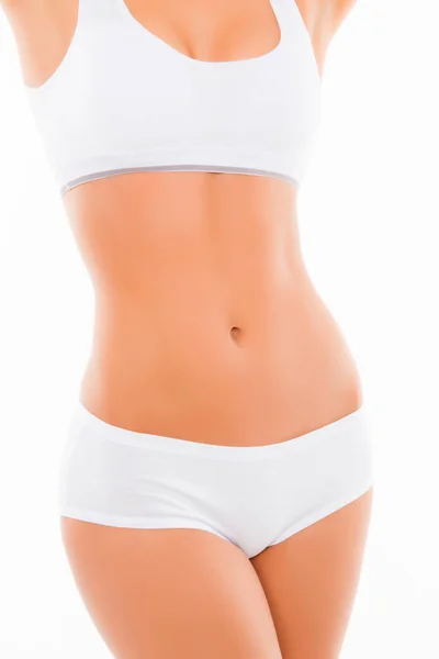 Κοντινό πλάνο της υγιούς ταιριάζει slim σώμα γυναίκας στα λευκά εσώρουχα — Φωτογραφία Αρχείου