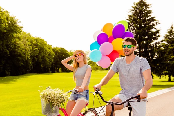 Feliz alegre homem e mulher ter data e andar de bicicleta — Fotografia de Stock