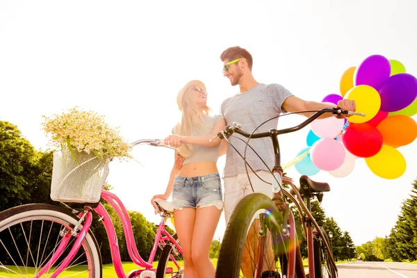 Jong koppel in liefde met datum en wandelen met fietsen en b — Stockfoto