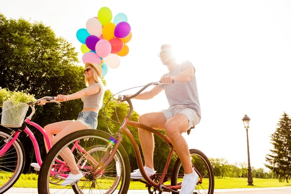 남자와 여 자가 낭만적인 여름 휴가 승마 자전거 — 스톡 사진