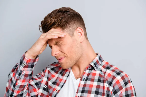 Portret van moe jonge man met sterke migraine — Stockfoto