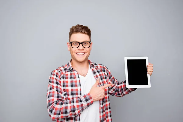 Jovem feliz em óculos apontando na tela do tablet em branco — Fotografia de Stock
