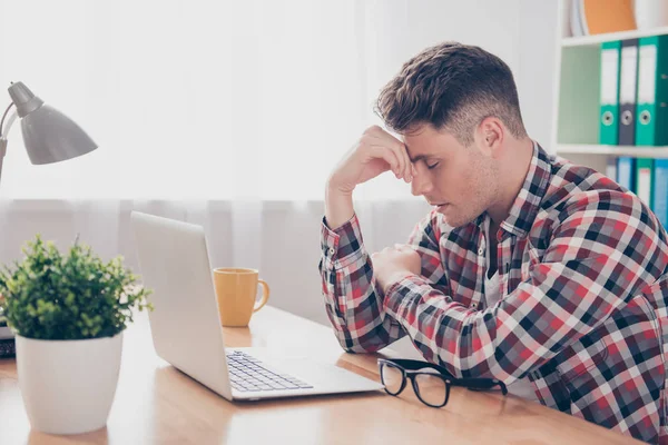 Overwerkt minded man met hoofdpijn na werkdag — Stockfoto