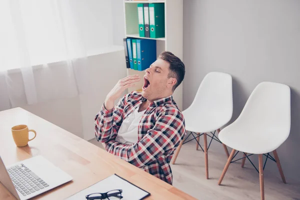 Young businessman yawning and wanting to sleep because of borrin — Stock Photo, Image