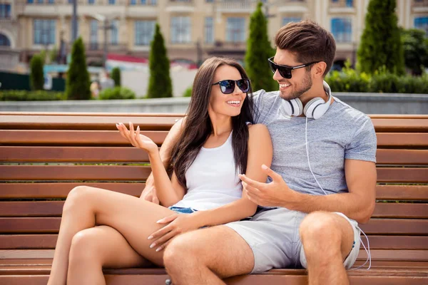 Feliz alegre homem e mulher ter data e sentado no banco de um — Fotografia de Stock