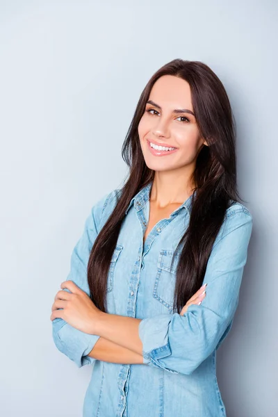 Портрет привлекательной зубастой женщины в джинсовой рубашке со скрещенным — стоковое фото