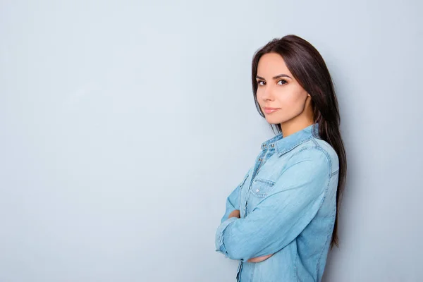 Selbstbewusste, ernsthafte Frau mit verschränkten Händen auf grauem Hintergrund — Stockfoto