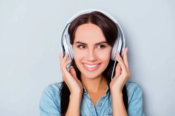 Retrato de amante da música feliz ouvindo música em fones de ouvido — Fotografia de Stock