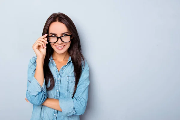 Mujer bastante sonriente en gafas aisladas sobre fondo gris — Foto de Stock