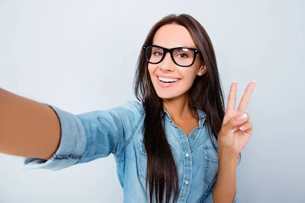 Mujer feliz en gafas con sonrisa radiante haciendo selfie y espectáculo — Foto de Stock