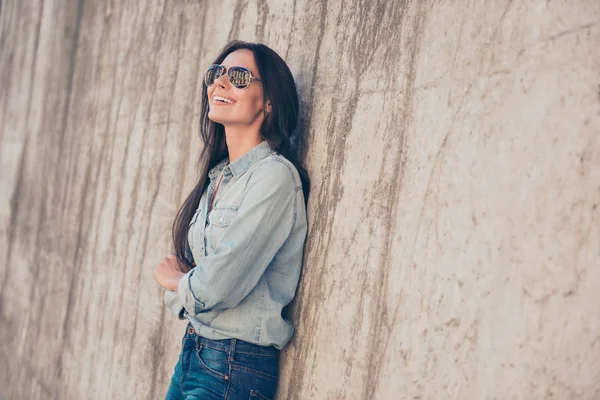 Πορτρέτο του χαρούμενο γελώντας μόδας γυναίκα κοντά στο πέτρινο τοίχο — Φωτογραφία Αρχείου