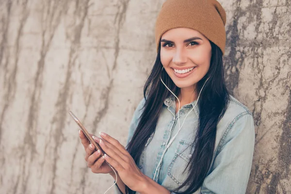 Retrato de feliz moderno hipster mulher ouvir música no phon — Fotografia de Stock