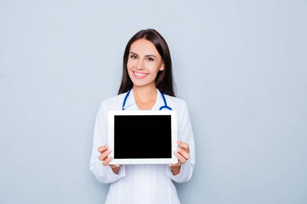 Genç ve güzel doktor siyah gösteren ekran Tablet — Stok fotoğraf