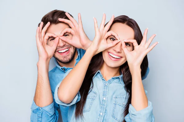 Vrolijke gelukkige paar verliefd plezier hebben en houden vingers nea — Stockfoto