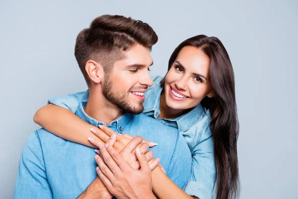 Молодая счастливая улыбающаяся девушка обнимает своего красивого парня — стоковое фото
