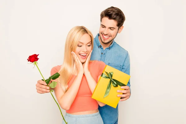 Retrato de hombre feliz felicitando a su esposa y dando rosa un — Foto de Stock