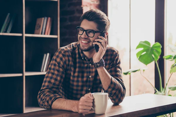 Jonge gelukkig manager praten over telefoon en koffie drinken — Stockfoto