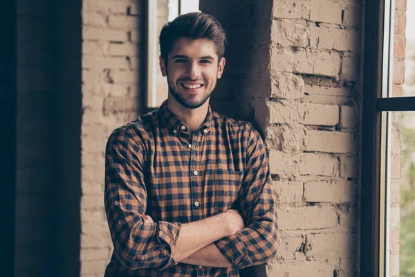 Retrato de joven feliz guapo con las manos cruzadas — Foto de Stock