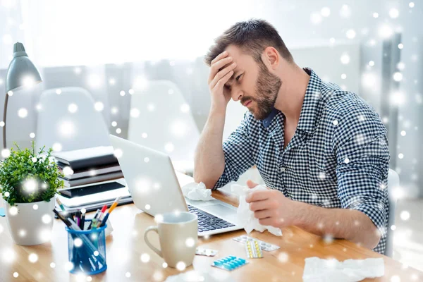Hombre de negocios enfermo con temperatura y dolor de cabeza trabajando en Navidad — Foto de Stock