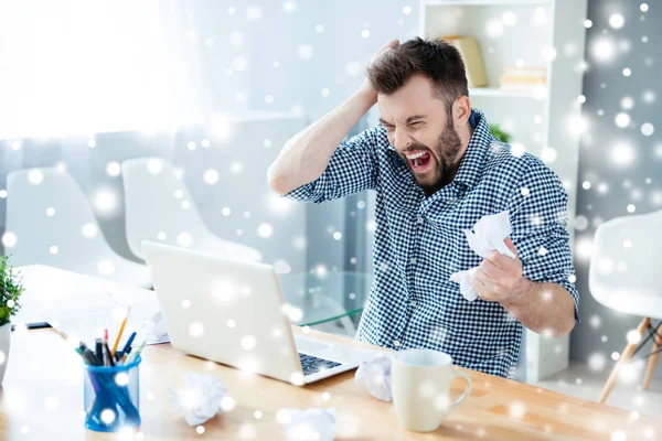 Zangado louco homem gritando por causa de trabalhar em xmas — Fotografia de Stock