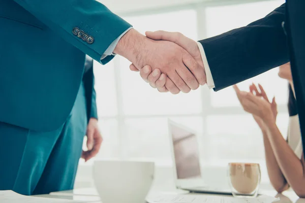 Крупним планом два бізнесмени тремтять руками над підписаним контрактом — стокове фото