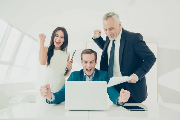 Felices empresarios sonrientes triunfando con los puños levantados — Foto de Stock