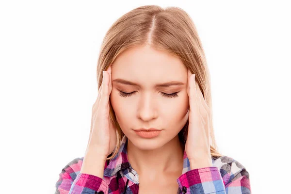 Portret chorego, młodej kobiety, posiadające silny ból głowy — Zdjęcie stockowe