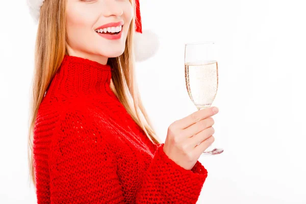 Close up de mulher sorridente em camisola vermelha segurando vidro de shampa — Fotografia de Stock