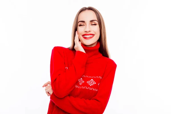 白い背景があるに赤いセーターで陽気な美しい若い女性 — ストック写真