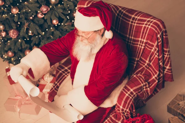 Blick von oben auf den alten Weihnachtsmann mit Wunschzettel von Kindern — Stockfoto