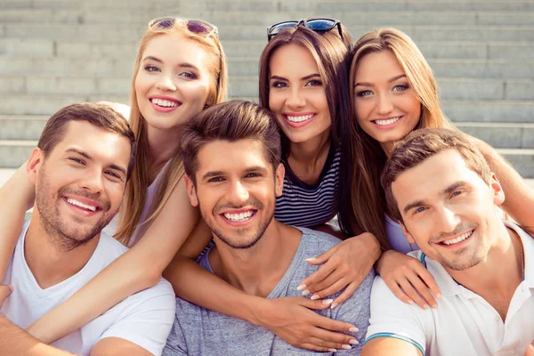 Schöne freudige Bindung sechs Freunde umarmen einander und ha — Stockfoto