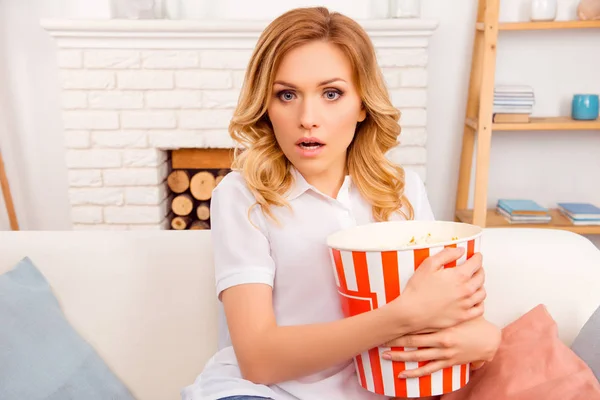 Шокирована, что блондинка смотрит фильм с попкорном — стоковое фото