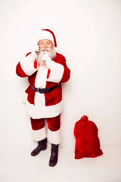 Shh! Kerstman met Kerstmis tas praten over telefoon — Stockfoto