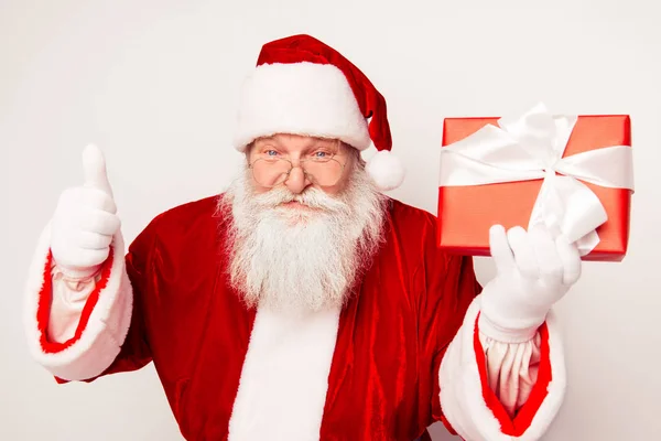 Kerstman met xmas gift gebaren duim omhoog — Stockfoto