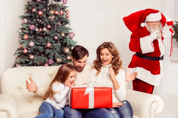 Páni! Šťastné veselé Rodina drží velký dárek od Santy — Stock fotografie