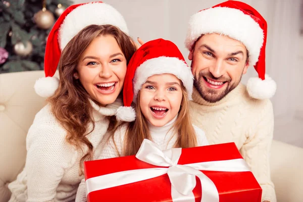 Portrét vzrušený šťastné rodiny tří lidí s Vánoce — Stock fotografie