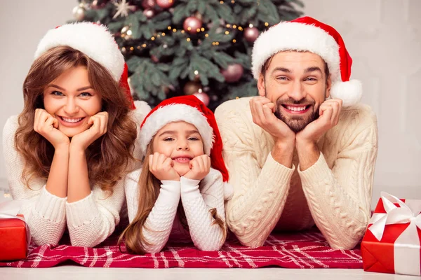 Portret van vrolijke schattig gelukkige familie liggen in de buurt van de kerstboom — Stockfoto