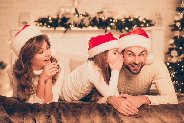 Uma menina a contar segredos ao pai. Conceito de Natal — Fotografia de Stock