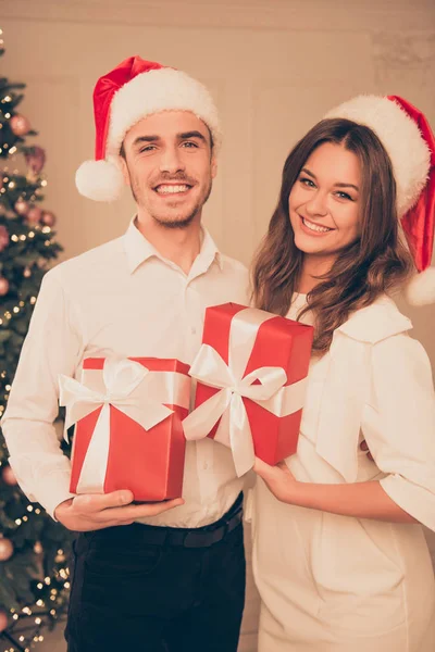 Retrato de família jovem feliz segurando presentes de Natal — Fotografia de Stock