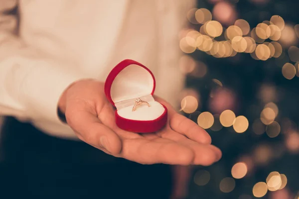 Fechar foto de homem segurando caixa com anel de casamento — Fotografia de Stock