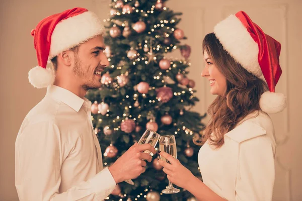 Два счастливых влюблённых, сидящих с бокалами шампани на Новый год — стоковое фото