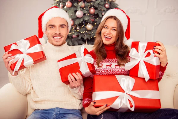 Портрет щасливої молодої пари, що тримає різдвяні подарунки — стокове фото