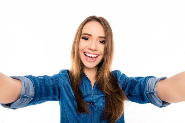 Abbastanza positivo allegro giovane donna fare selfie — Foto Stock