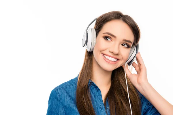 Retrato de amante da música feliz ouvindo música em fones de ouvido — Fotografia de Stock