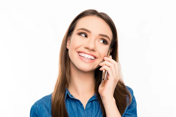 Porträt einer schönen, fröhlichen Frau, die mit dem Handy spricht — Stockfoto