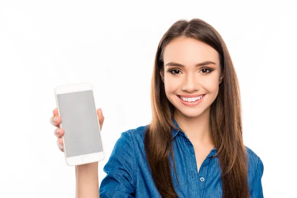 Uśmiechający się ładna kobieta ekranu nowoczesnego smartfona na białym tle — Zdjęcie stockowe